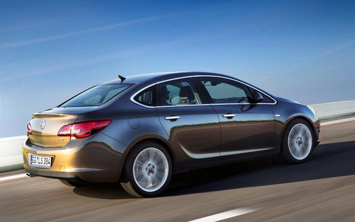 На українському ринку новий варіант Opel Astra буде пропонуватися з бензиновими двигунами: атмосферні 1,4л