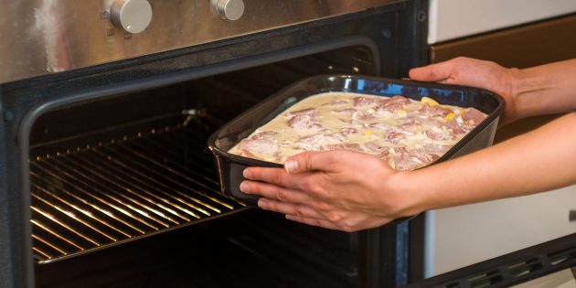 Надішліть блюдо на 50 хвилин в духовку, розігріту до 200 ° C