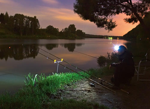 У туристичному поході, на полюванні або на рибалці обійтися без ліхтаря важко