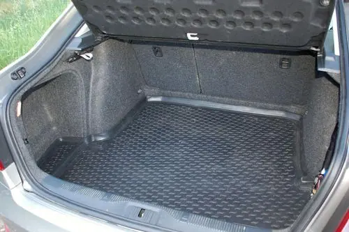 Обсяг багажника для класу, якщо порівнювати з седана і хетчбек, рекордний - 585 л, форма правильна, а вантажна висота невелика