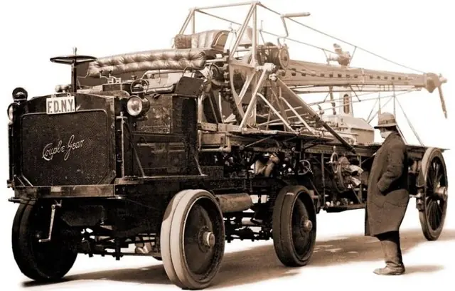 З одним лише застереженням - її вантажні моделі масою 1, 2 або 5 тонн випускалися набагато довше, з 1904 по 1922 роки, а не всього п'ять років, як Lohner-Porsche