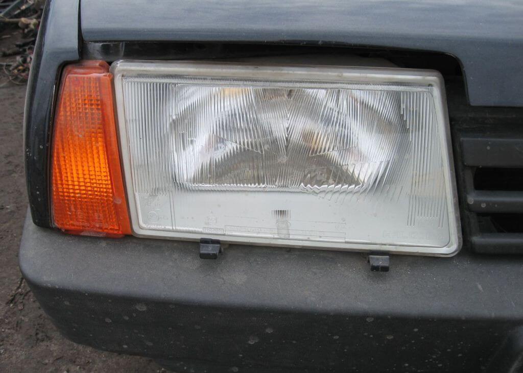 При експлуатації системи освітлення автомобіля ВАЗ 2108, 2109 і 21099 водій може зіткнутися з тим, що фара не горить