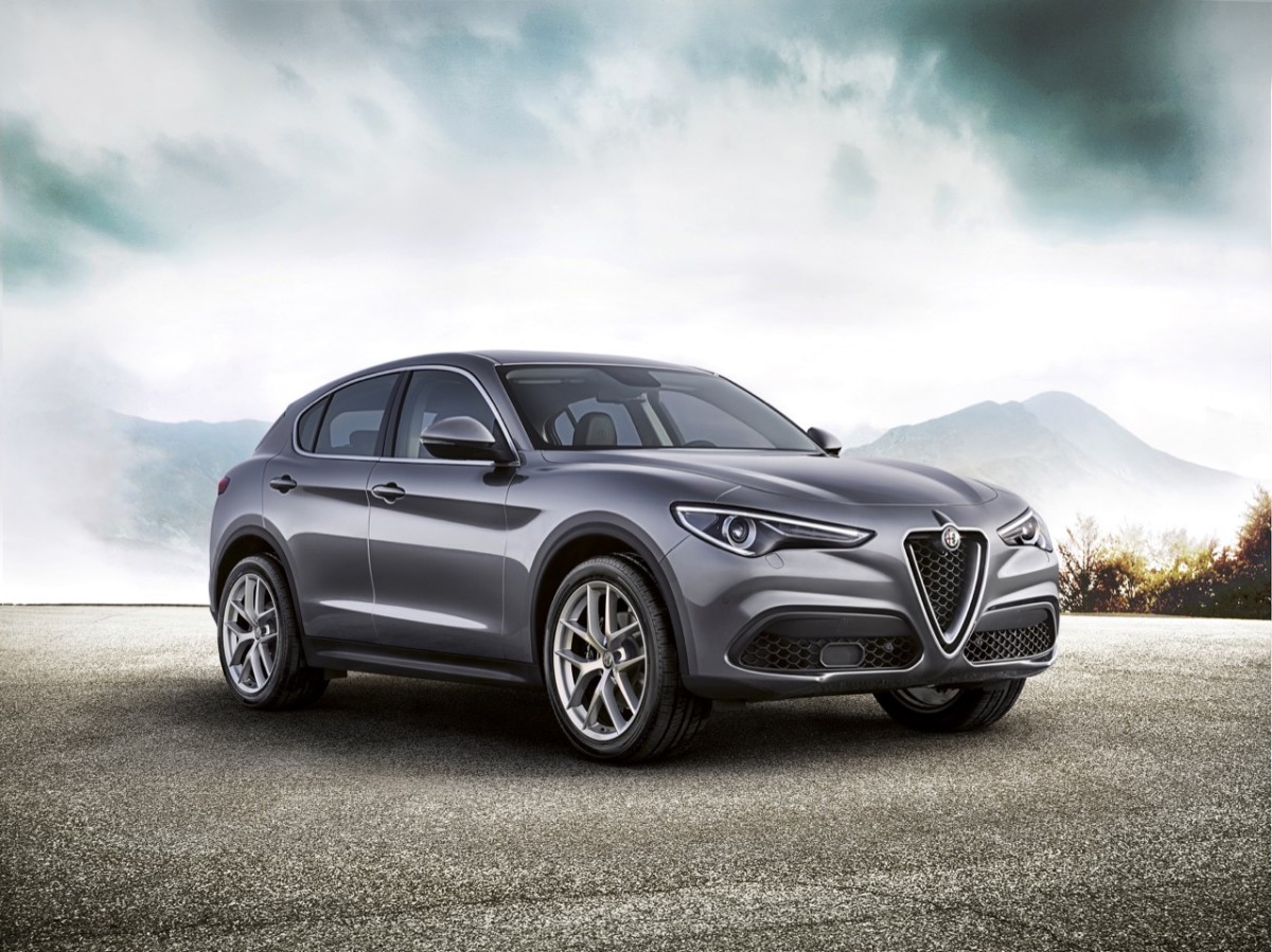 Alfa Romeo Stelvio First Edition може бути оснащений виключно 2,0-літровим бензиновим турбомотором на 280 л