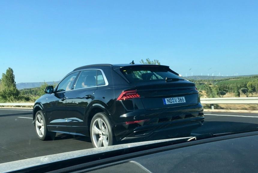 Салон Audi Q8 2018   також не представляє особливий секрет: тут рішення від флагманського седана Audi A8 нового покоління і кроссовера Q7 - два сенсорні дисплеї, вентиляційні дефлектори на всю ширину передньої панелі і багато алюмінію