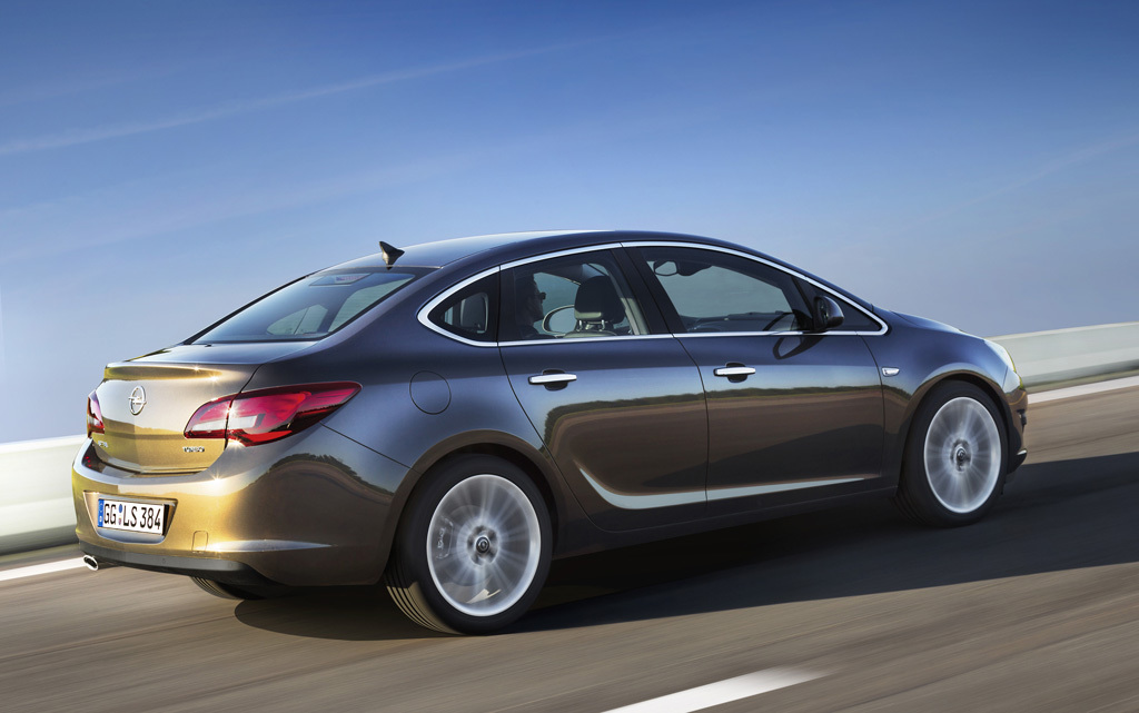Імовірно, до українського дилера   новий седан Opel Astra   надійде з широкою гамою моторів і коробок передач