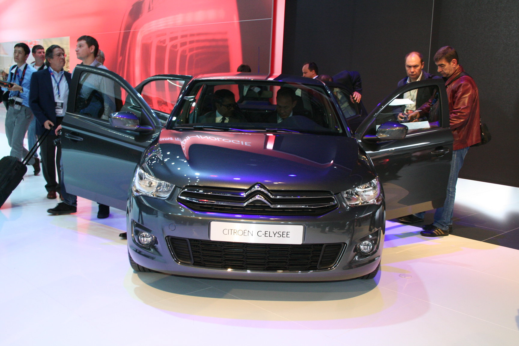 Автомобіль має багато спільного з Peugeot 408 (простіше назвати їх відмінності) і має непоганий список опціонального оснащення: Citroen C4 L оснащується системою запуску двигуна з кнопки, hands-free, GPS-навігацією з сенсорним екраном, камерою заднього виду, що підігрівається лобовим склом і іонізатором повітря