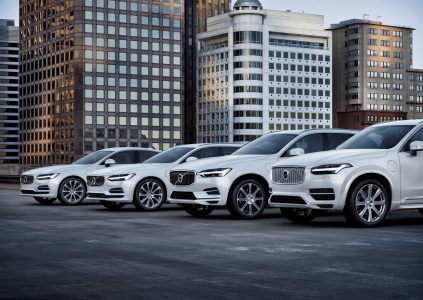 компанія Volvo   офіційно оголосила   , Що починаючи з 2019 року всі автомобілі даного бренду будуть оснащуватися електричними двигунами, що з точки зору керівництва компанії знаменує собою кінець ери автомобілів, побудованих виключно на двигунах внутрішнього згоряння і відкриє нову главу розвитку автомобільної індустрії