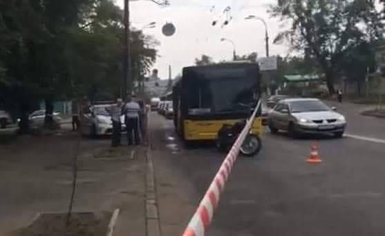 Водія автобуса, в якого в Києві стріляв мотоцикліст, госпіталізували у важкому стані