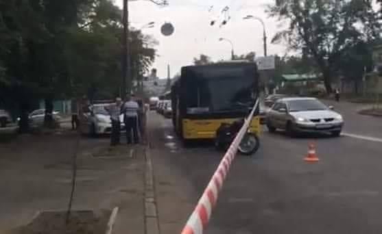 Водія автобуса, в якого в Києві стріляв мотоцикліст, госпіталізували у важкому стані