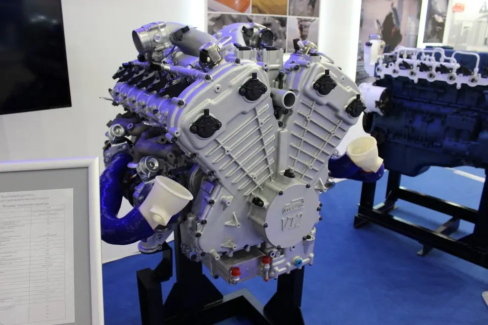 У двигуні застосовані система безпосереднього впорскування палива і здвоєна система бітурбонаддува (фактично в моторі використані чотири турбіни)