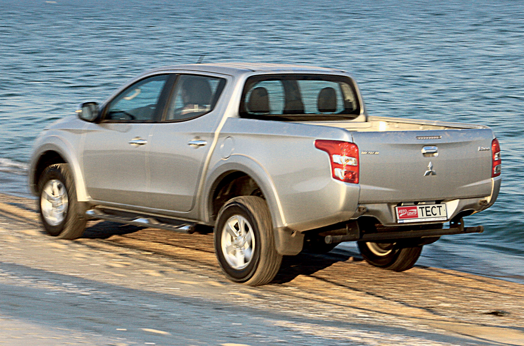 При збереженій колісній базі в 3000 мм новий Mitsubishi L200 помітно додав у довжині +205 мм (5205 мм), що відбилося на просторі салону і вантажного відсіку