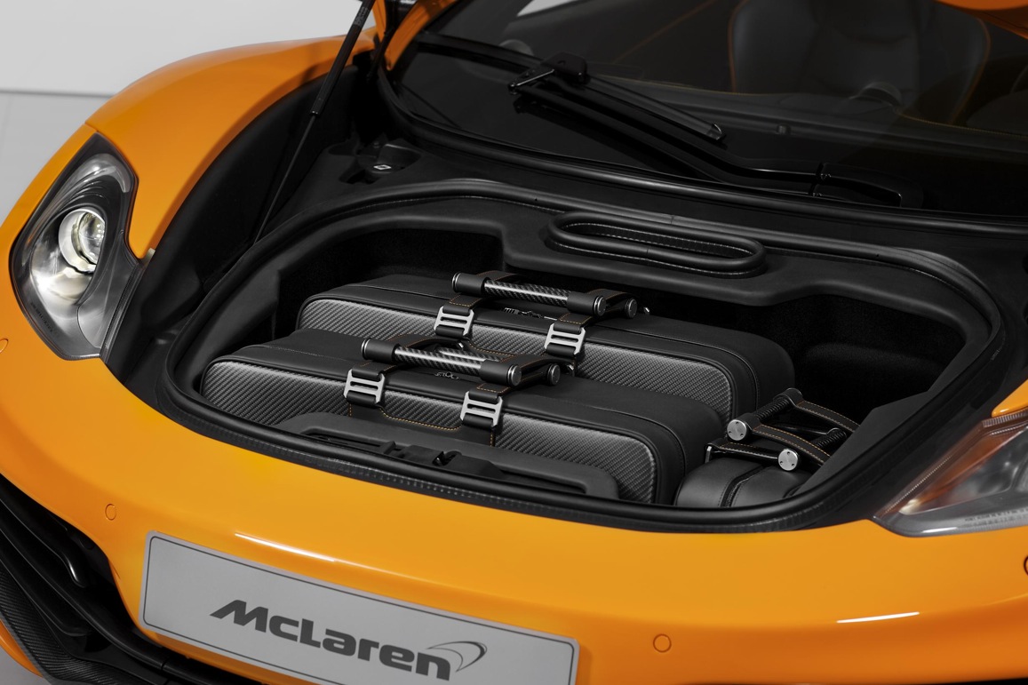 Купе McLaren 720S нового покоління, з полегшеним кузовом і фірмовим «акулячим» дизайном, не дивлячись на свої невеликі «спорткарние» габарити, також володіє двома багажниками, і вельми місткими: 210-літровим вантажним відсіком ззаду, і 150-літровим - спереду