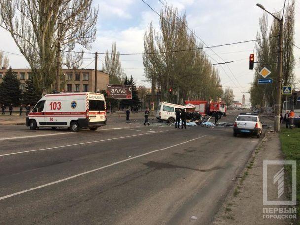 За правилами дорожнього руху, водій Мазди повинен був пропустити авто на головній дорозі, але чоловік продовжив їхати