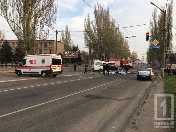 За правилами дорожнього руху, водій Мазди повинен був пропустити авто на головній дорозі, але чоловік продовжив їхати