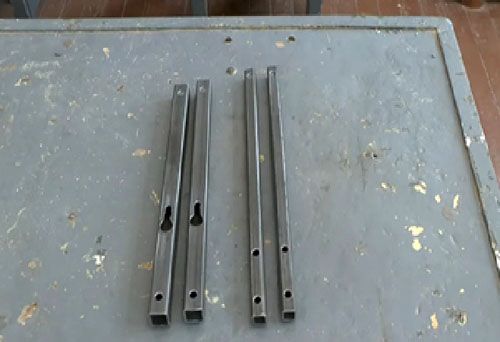 Три отвори різного діаметру на кожному профілі перетином 20 × 20 мм за допомогою кусачок і дрилі об'єднуються в одне