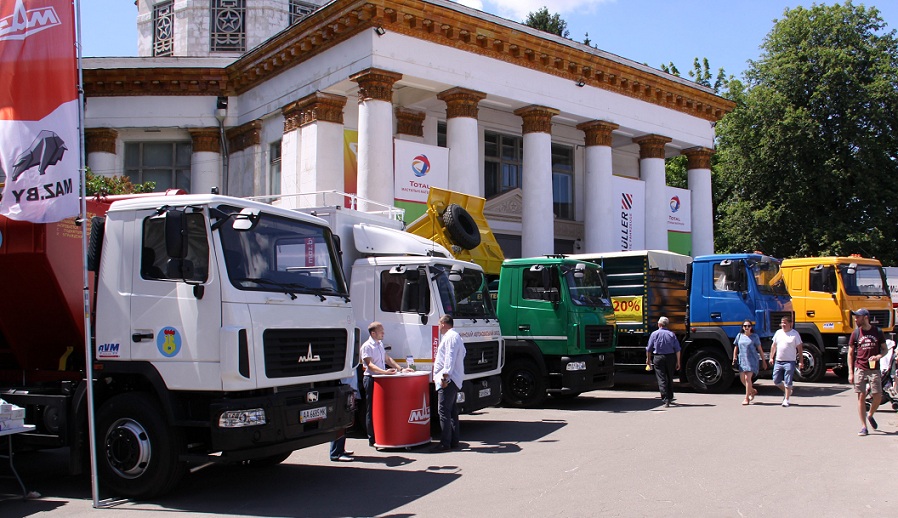 При цьому МАЗ лідирує по продажах в цілому ряді сегментів як середньотоннажних, так і великовантажних автомобілів: автокрани, комунальна техніка, сільгосп і будівельні самоскиди, фургони і цистерни різних типів