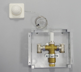 Кімнатна температура регулюється головкою термостатичною з виносним управлінням або електронним регулятором з термоелектропріводом (не входять в комплект поставки), який приводить в дію термостатичний клапан HERZ TS 90