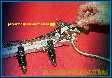 Регулятор тиску палива, або як його ще називають зворотний клапан, встановлений на рампі двигуна з системою впорскування палива (див