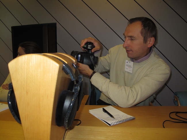 На фото мій колега, заступник головного редактора журналу MotorNews Євген Єгоров готується прослухати запис мікрошумов гібридного Volvo в спеціально каліброваного навушниках: