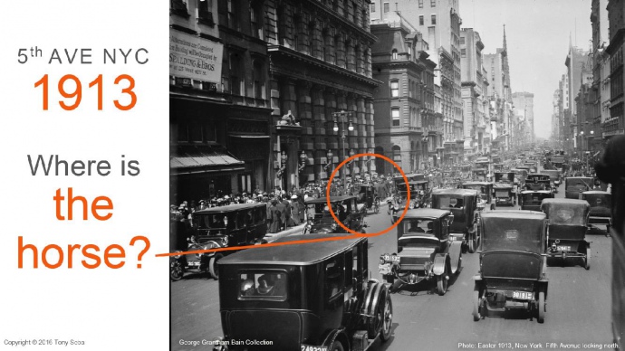 В 1913 году 5-авеню была уже полностью заполнена автомобилями, а упряжки стали анахронизмом