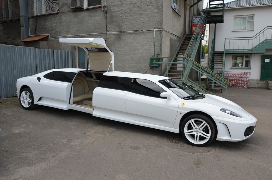 Отдельного внимания заслуживают лимузин Ferrari и лимузин Lamborghini Reventon, аренда которых в Украине стоит около 1000 гривен в час