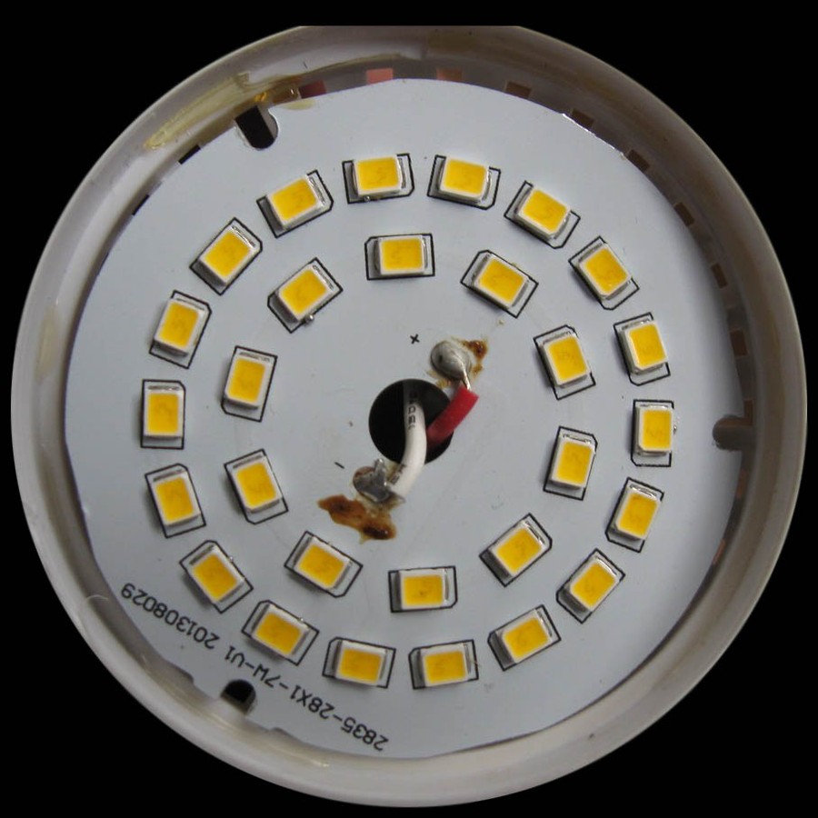 Світловипрмінюючим елементом є 28 світлодіодів SMD, розташованих на диску