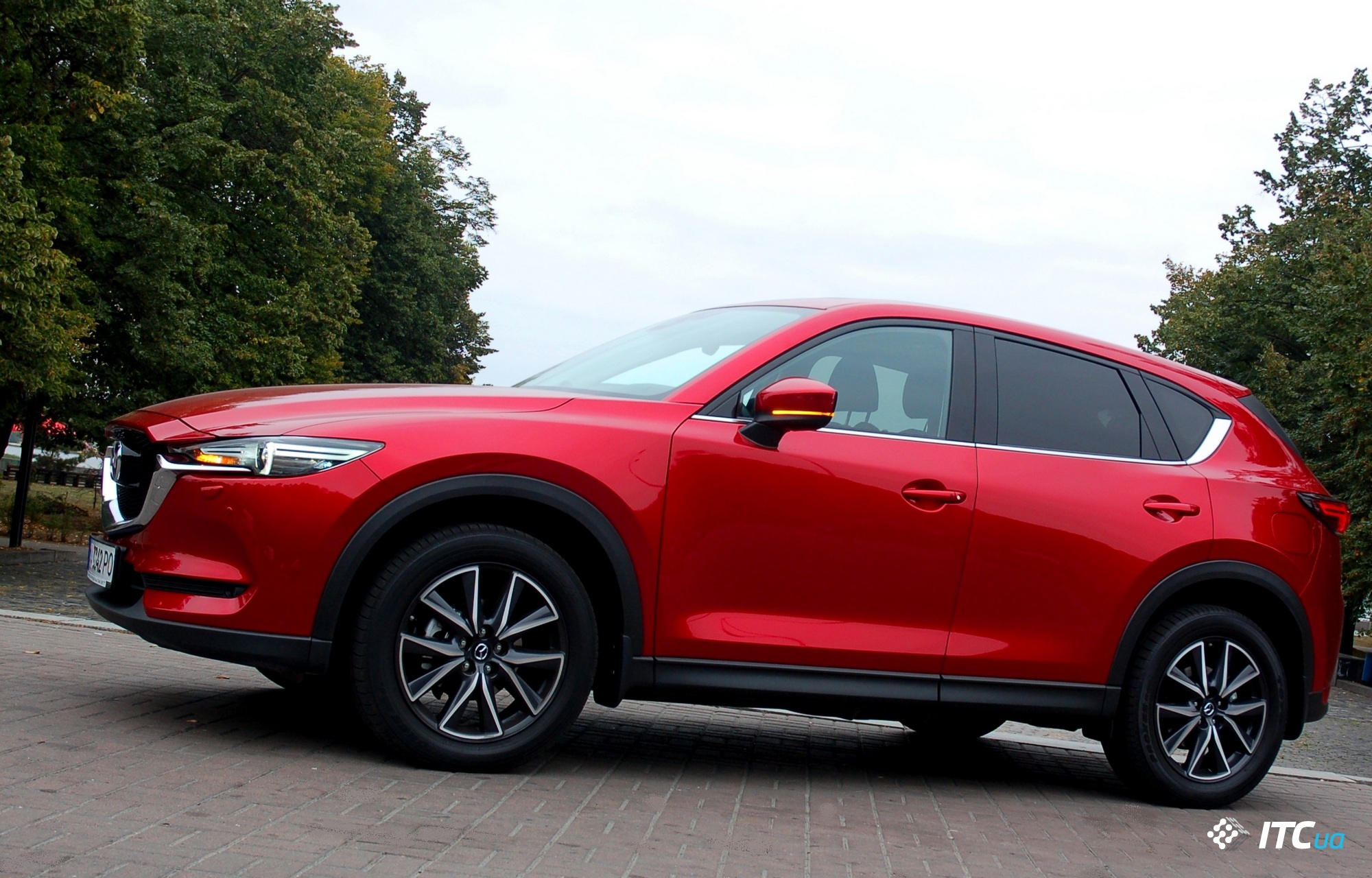 У статті представлений кросовер Mazda CX-5 другого покоління з бензиновим мотором об'ємом 2,5 л і 6-ст