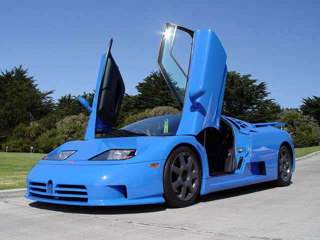 На гребені успіху Bugatti продовжує завоювання ринку і представляє на женевській автомобільній виставці 1993 року чотиридверний седан EB112, що має в своїй основі платформу від EB110