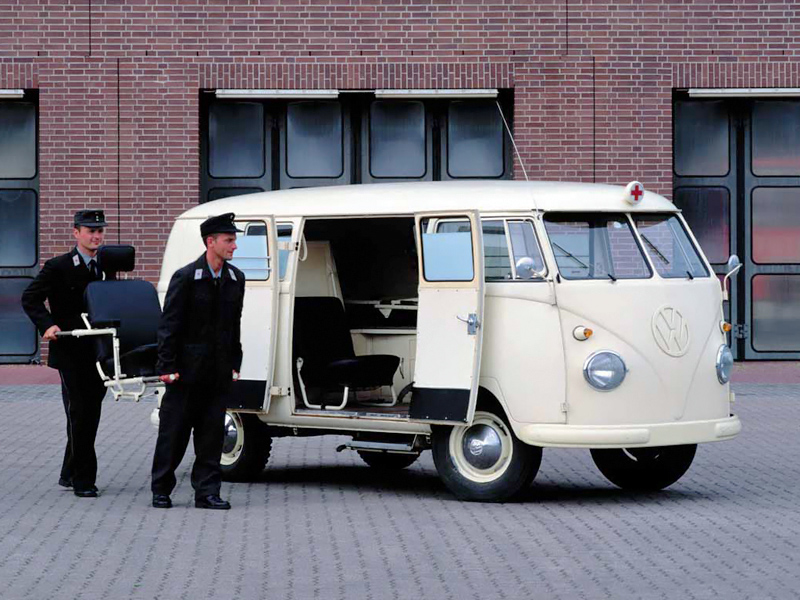 В цьому ж році Volkswagen пропонує два заводських варіанту повністю екіпірованої машини швидкої допомоги
