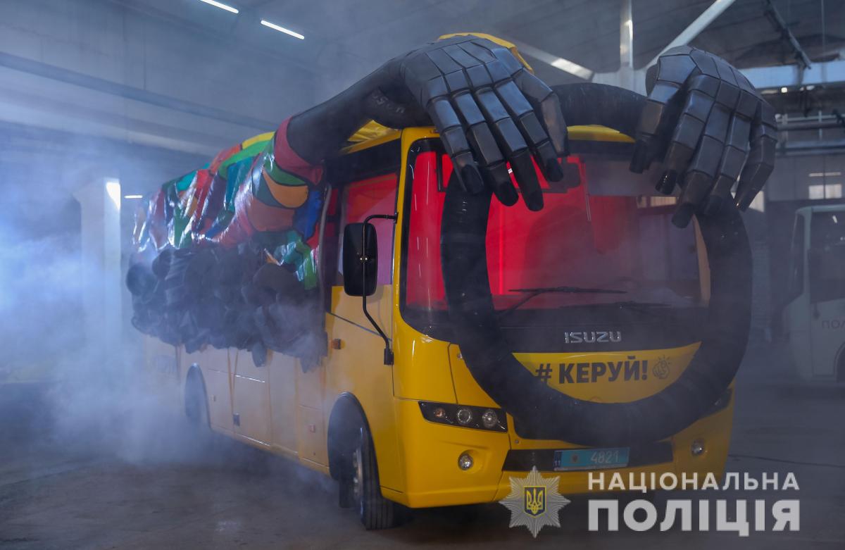 «Некерований автобус» буде подорожувати по країні в пошуках кращого водія
