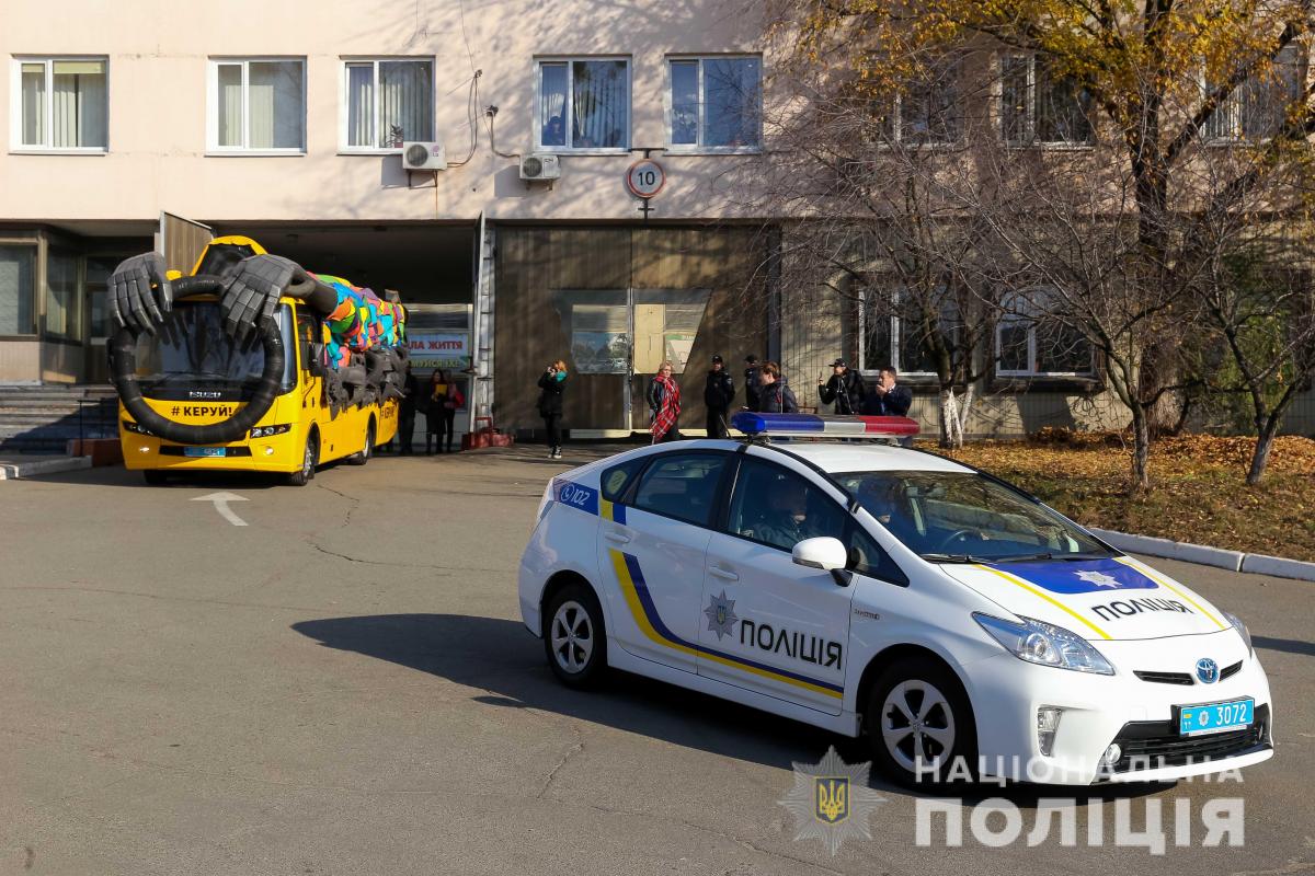 Автобус буде зупинятися в різних містах України, щоб зустрітися з «героями доріг» - простими українцями, які, завдяки відповідальному водінню, є справжнім прикладом для наслідування для кожного з нас », - сказав Фредрік Весслау