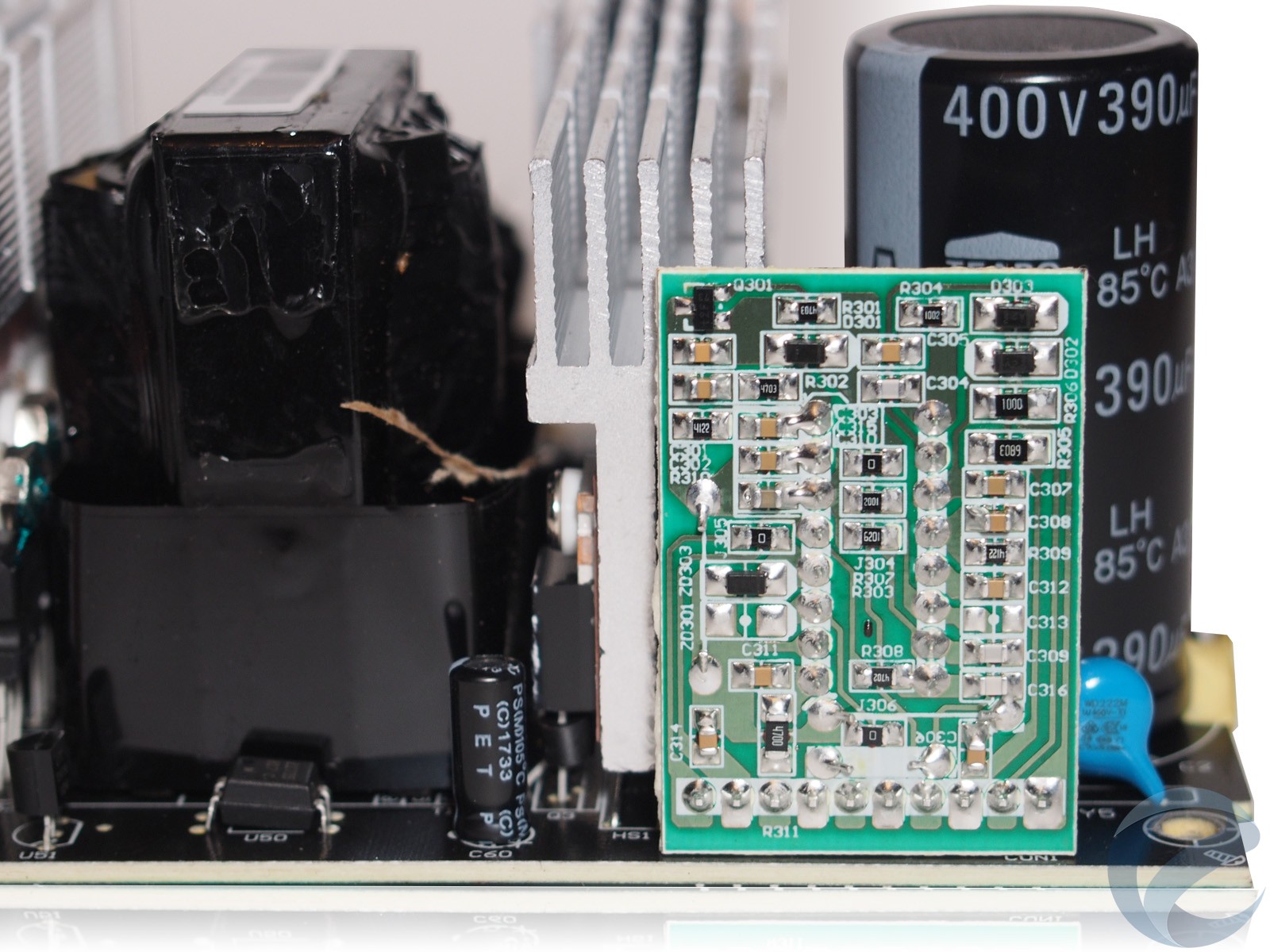 Керуюча мосфети перетворювача і коректором потужності мікросхема CM6800TX винесена на окрему вертикально впаяли плату