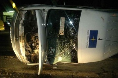 2 серпня 2011, 17:33 Переглядів:   Від удару мікроавтобус впав на бік прямо на трамвайні рейки