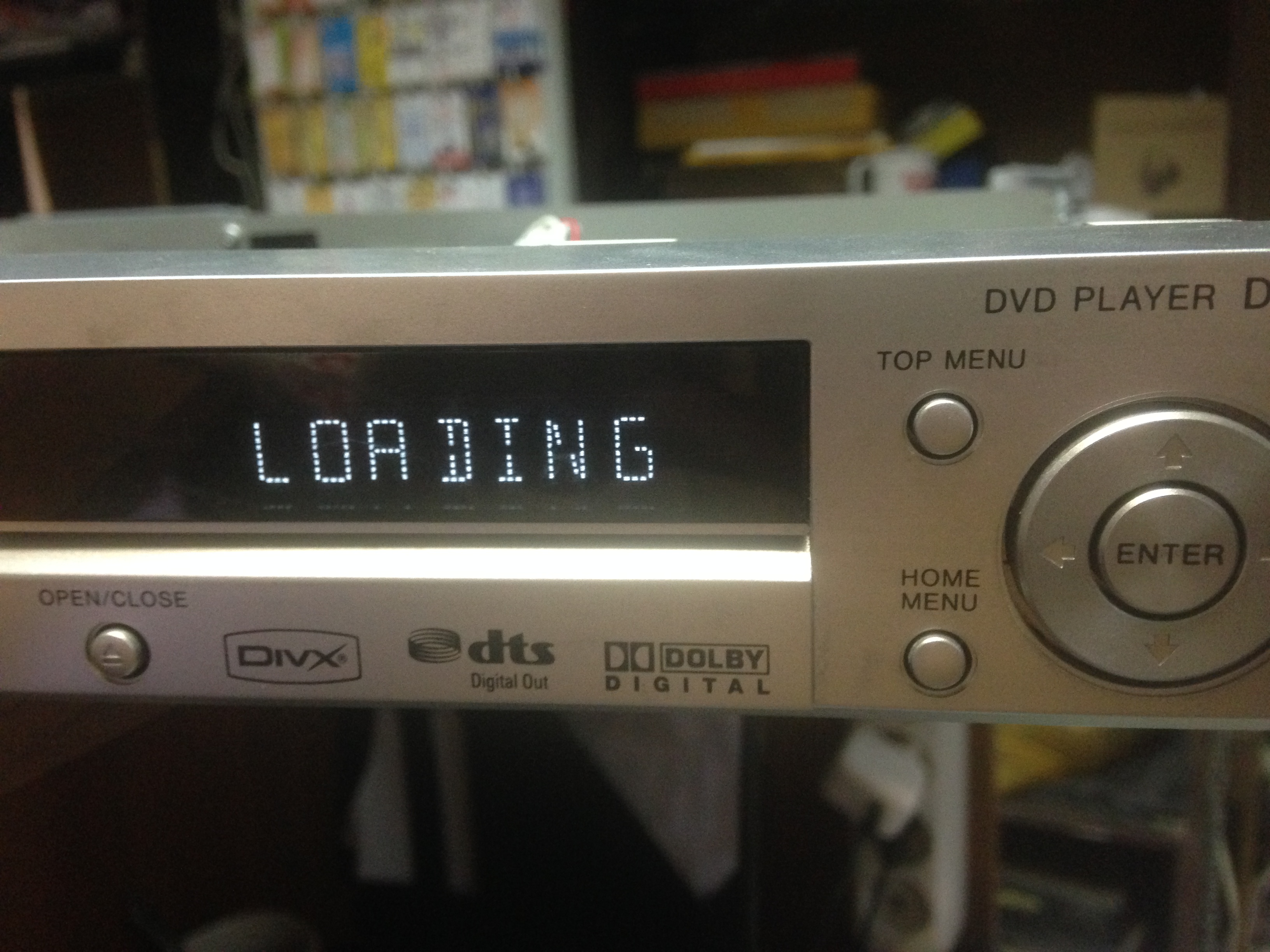 Dvd завантажує диск і готовий до використання