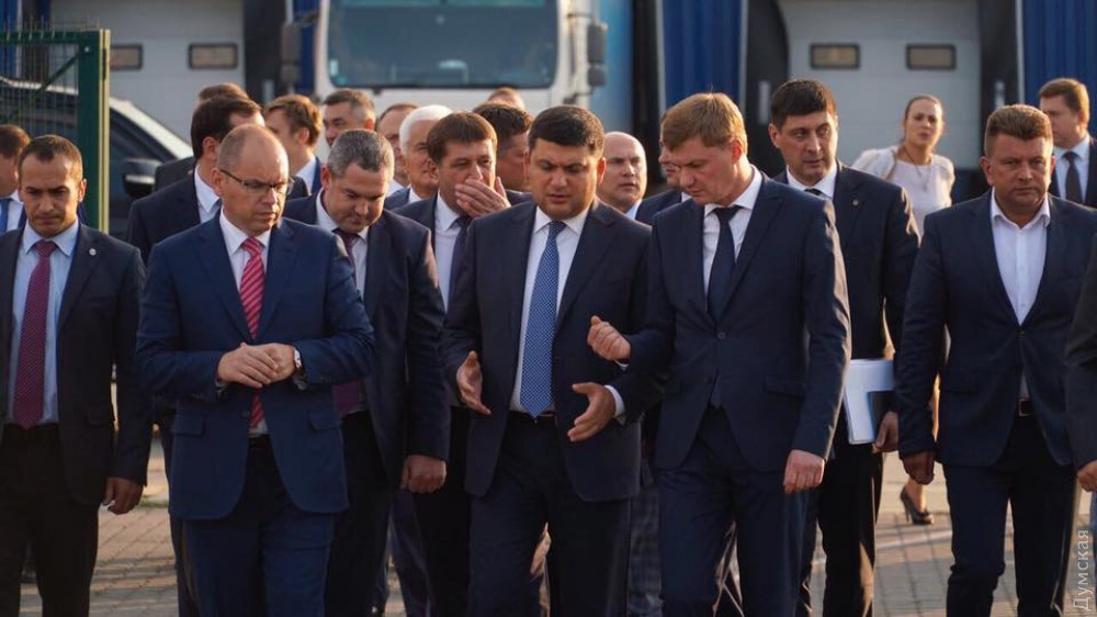 Прем'єр-міністр України Володимир Гройсман в п'ятницю відвідав Одеський морський торговельний порт, на територію якого почав функціонувати автохаб по розмитненню вживаних автомобілів