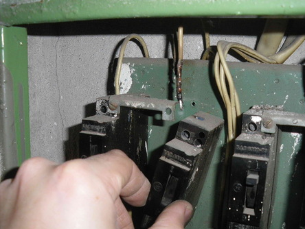 Перед тим, як проводити демонтаж автоматичного вимикача, слід провести знеструмлення лінії харчуватися його