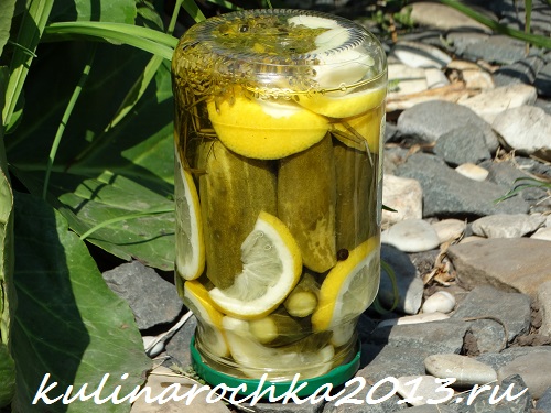 Кип'ятимо воду і заливаємо огірки з лимоном на 20 хвилин