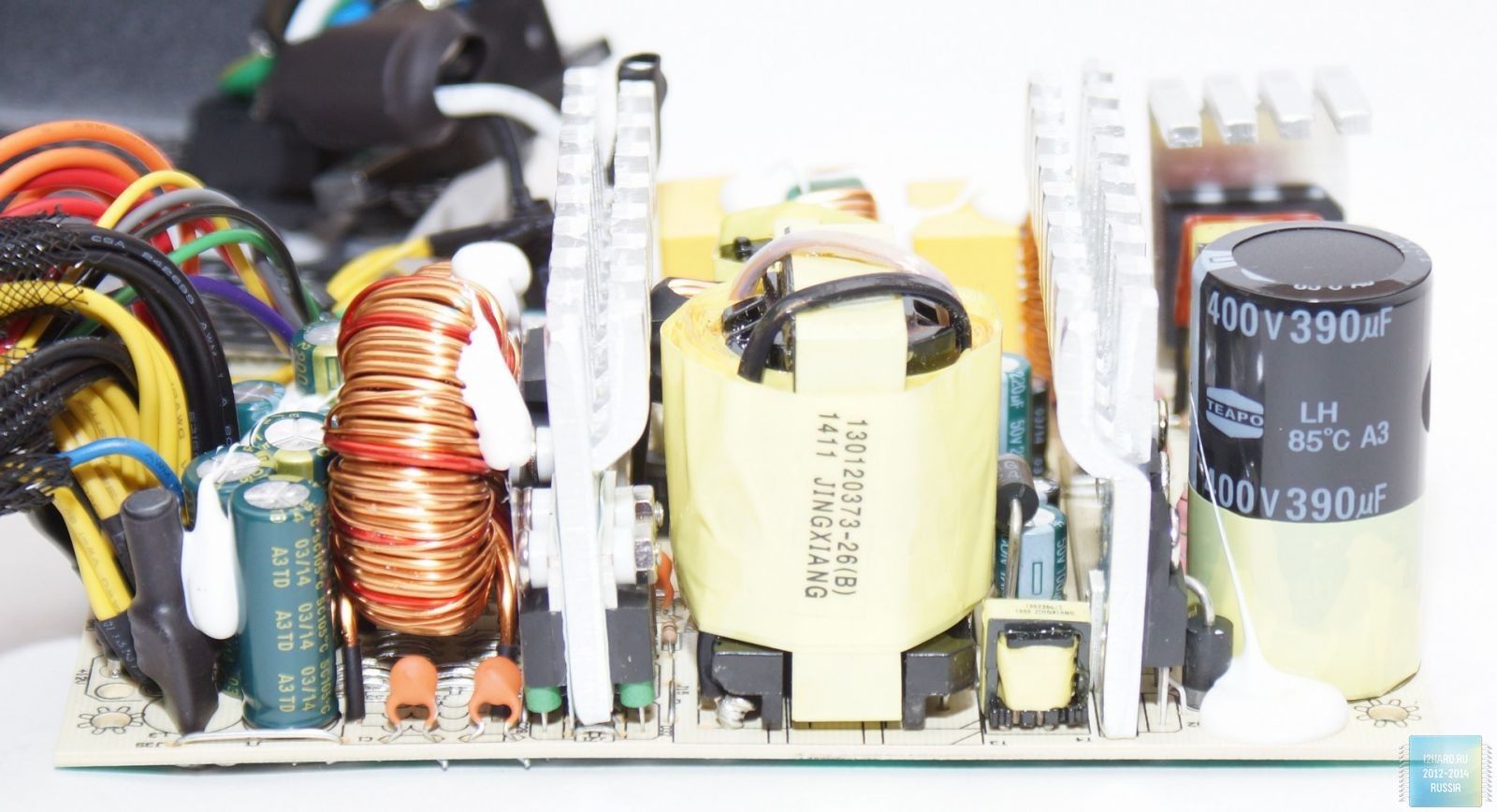 У високовольтної частини встановлений конденсатор виробництва компанії Teapo ємністю 390 мкФ (400 В) розрахований на температуру 85 ° C