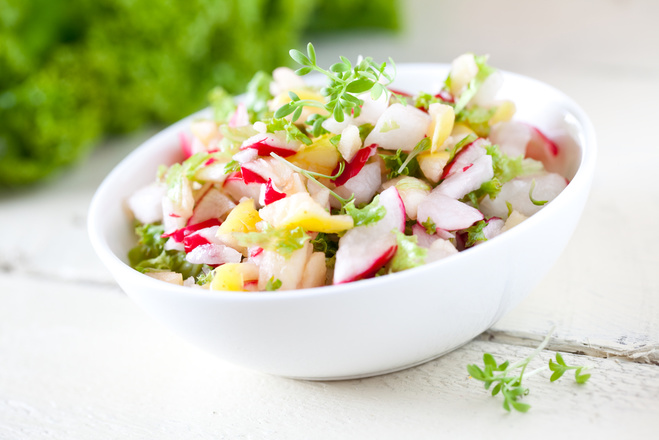 Весняний овочевий салат: рецепт з редискою і молодою картоплею
