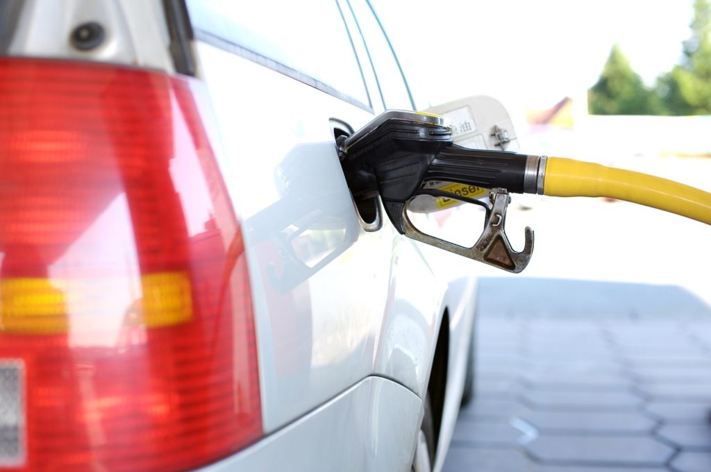 Вартість бензину і особливості заправок