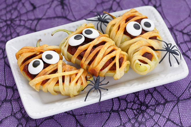 Страшне блюдо на Хеллоуїн - фаршировані перці мумії з овочами