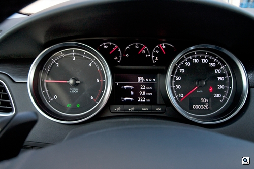 Більш того, сувора приладова панель, що включає крім традиційного спідометра і тахометра покажчики температури охолоджуючої рідини і масла, викличе у «підкованих» громадян питання, чи не тримає випадково дизайнер, який займався розробкою інтер'єру, в своєму гаражі Audi