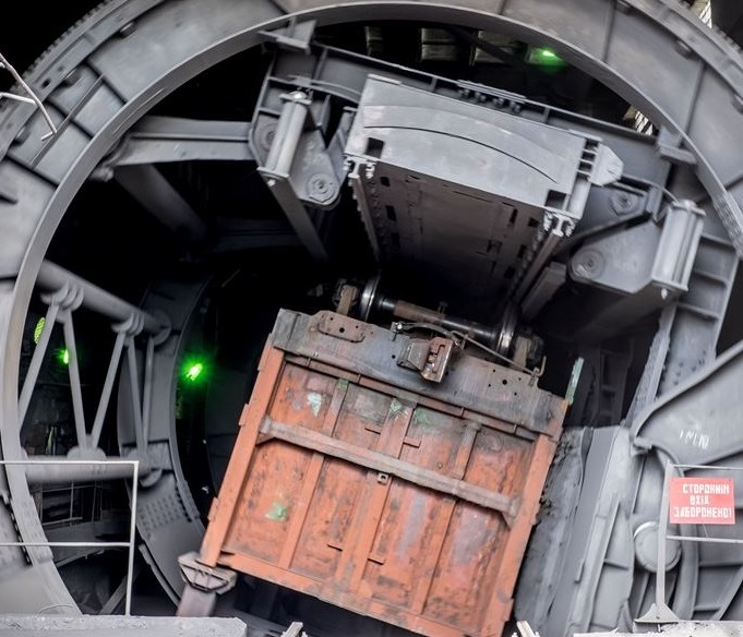 Вугілля висипається з вагона і через металеву сітку, призначену для відсіювання крупного сміття, потрапляє на стрічковий транспортер