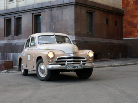 Ще під час війни ГАЗ вів розробку легкового автомобіля, покликаного замінити легендарну «емку» ГАЗ M1